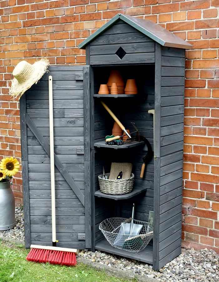Gartenschrank aus Holz in grau, hoch und schmal